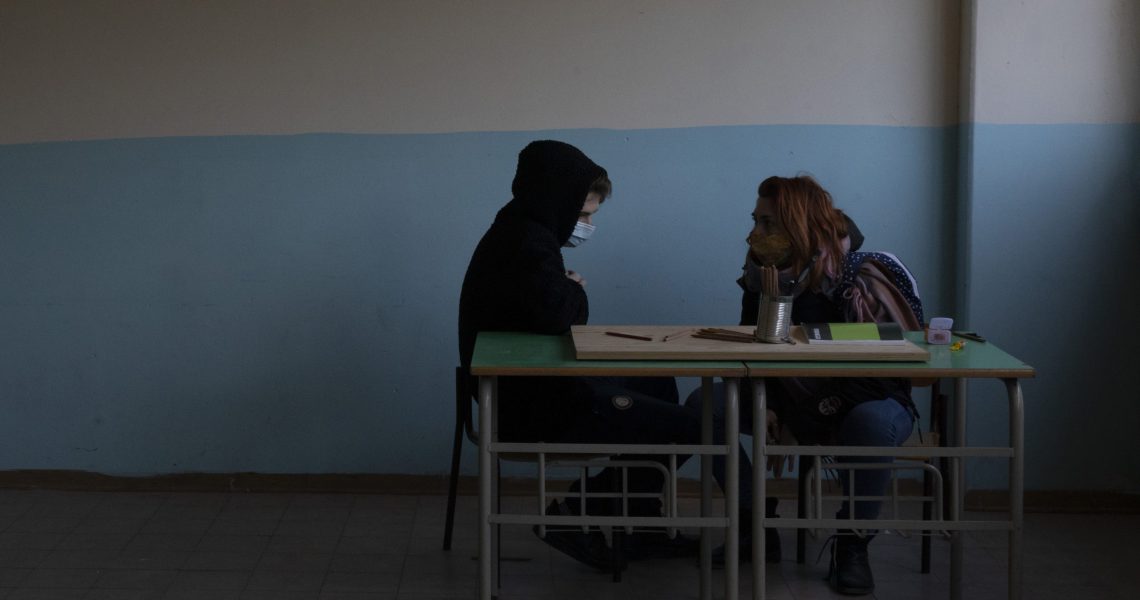 Napoli, quartiere Ponticelli , 26/01/21- A causa della pandemia da Covid 19 gli alunni delle scuole italiane sono stati costretti alla DAD. La pandemia ha aggravato il problema della dispersione scolastica, in questi giorni di ritorno a scuola molti alunni mancano alle lezioni. L'Istituto il Cubo del Maestro di strada Cesare Moreno che previene la dispersione scolastica, un ragazzo viene indirizzato allo studio.