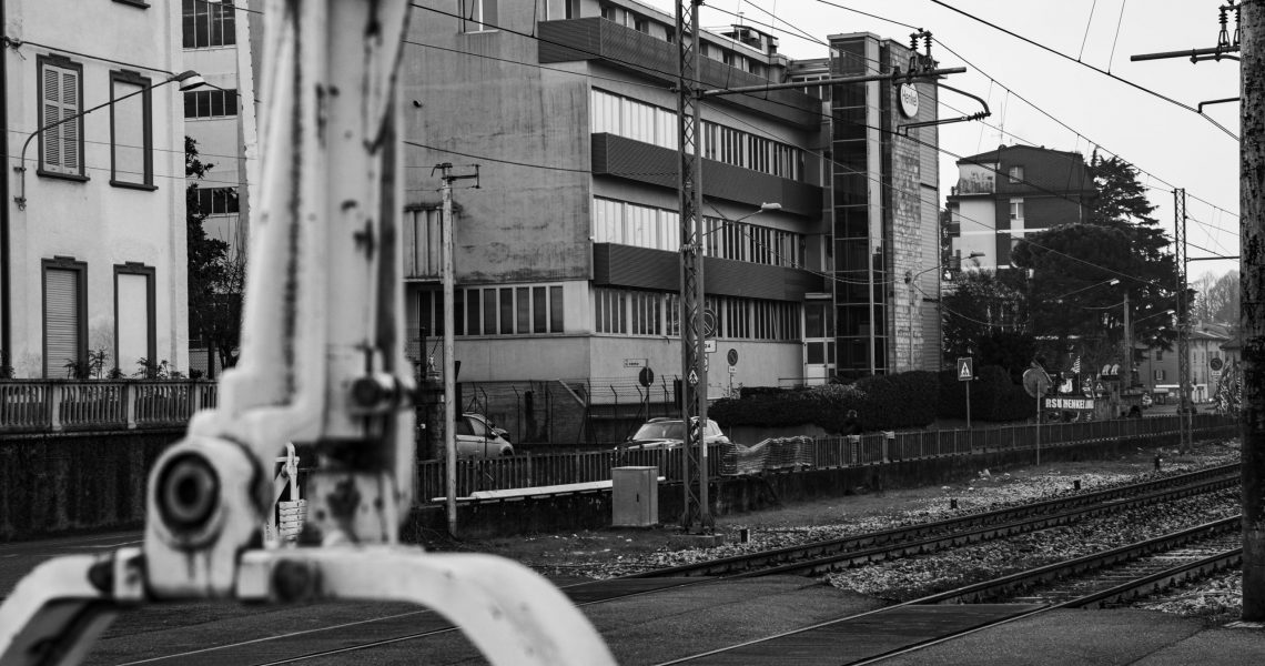 Lomazzo (CO) - 08/03/21 - La sede della fabbrica Henkel di Lomazzo nel centro cittadino. La multinazionale è presente sul territorio dal 1933, con il passare degli anni è diventata il cuore economico della cittadina poichè  molti operai impiegati sono del posto ed alcuni hanno lavorato di generazione in generazione. A febbraio 2021 la multinazionale annuncia la chiusura nonostante il fatturato sia in attivo.