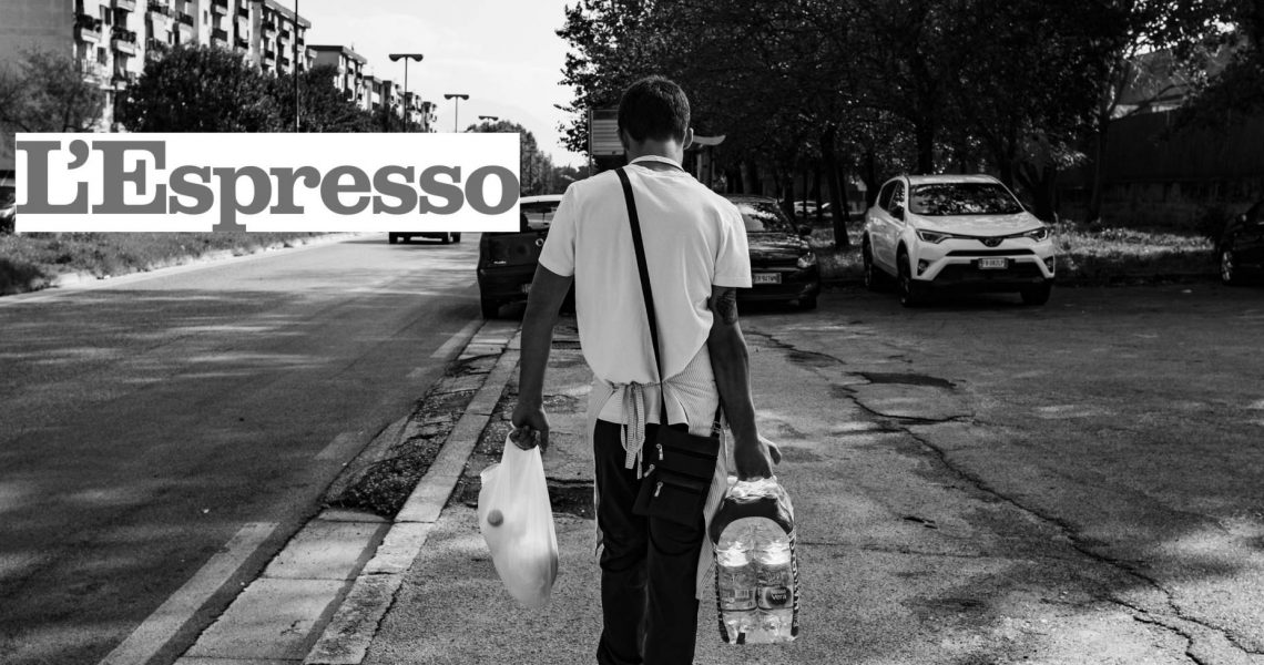 Napoli,23/10/18. Un ragazzino consegna la spesa a casa ad un cliente per conto di una salumeria.