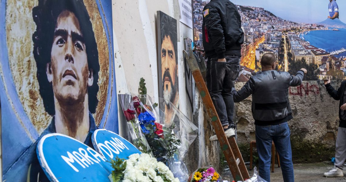 Napoli 27/11/20, Quartieri Spagnoli in Via Emanuele de Deo sotto il Murales storico del campione argentino Diego Armando Maradona è stato creato un altarnio commemorativo per la scomparsa del campione argentino.